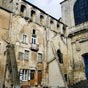 Eglise Sainte-Croix: Anciens bâtiments transformés en habitation.